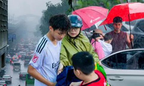 Hà Nội đang nắng gắt bỗng tối sầm, mưa như trút nước giữa trưa khiến người đi đường không kịp trở tay