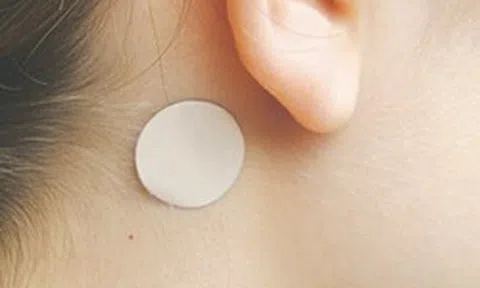 Bé gái loạn thần cấp sau khi dán miếng chống say tàu xe, bác sĩ cảnh báo khẩn