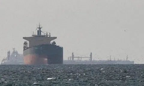 Siêu tàu chở 2 triệu thùng dầu công khai bật tín hiệu, chuẩn bị vượt Hormuz tiến thẳng đến láng giềng Việt Nam