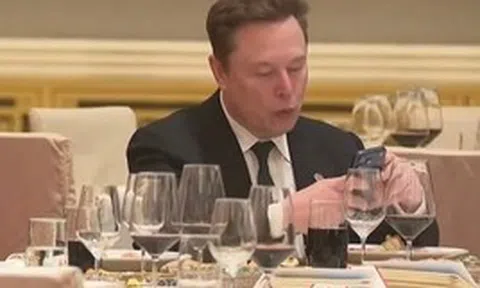 Tỷ phú Elon Musk dùng điện thoại gì?