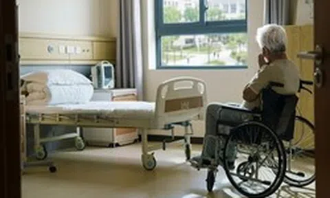 Bố mẹ bán đất chia đều cho 3 anh em, ngày ông bà đổ bệnh chỉ còn mình tôi "đứng mũi chịu sào"
