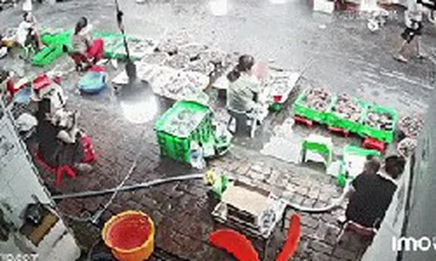Danh tính người phụ nữ vừa reo lớn vừa chạy nhảy khiến cả khu chợ chú ý, lý do phía sau