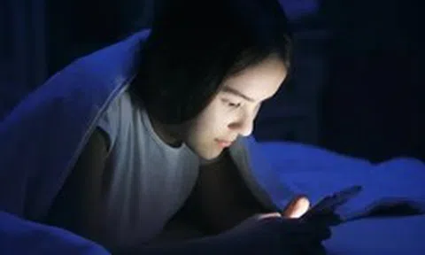 Cảnh báo đến những người thường xuyên sử dụng điện thoại trước khi ngủ