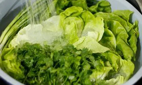 Lời khuyên cho các gia đình hay ngâm rau bằng nước muối