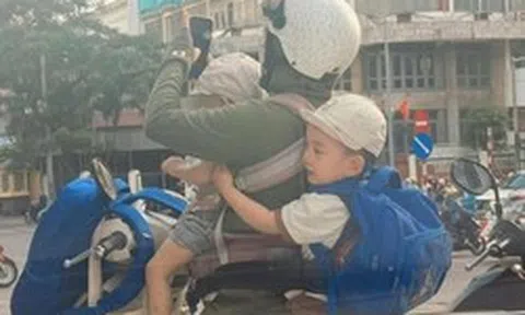Bức ảnh "mẹ cân tất" đang viral: Chúng ta từ những cô gái trói gà không chặt, sau 9 tháng 10 ngày đều trở thành siêu nhân hết!
