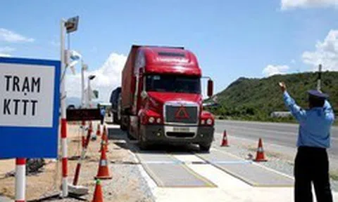 Phát hiện xe tải màu đỏ lạ, công an Việt Nam lập tức theo dõi giám sát, kiểm tra