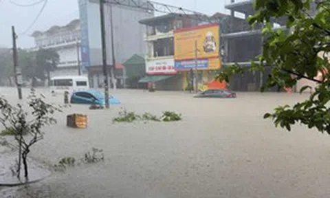 Mưa như trút nước, đường phố Quảng Ninh biến thành sông, ô tô ngập gần tới nóc