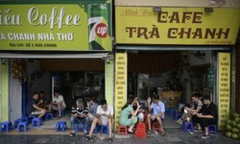 Tiểu thương phố cổ Hà Nội: "Thà trả phí để dùng vỉa hè đàng hoàng, còn hơn vừa buôn bán vừa thấp thỏm"