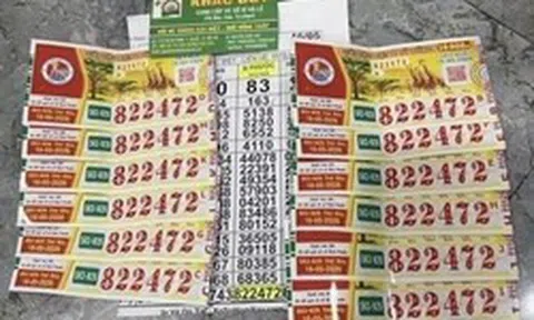 Mua 12 tờ vé số trong lúc đi đón con, tối đại lý đến tận nhà làm một việc