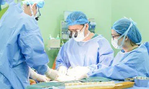 Đưa con sang Việt Nam chữa bệnh, người cha Lào nghẹn ngào viết thư cảm ơn