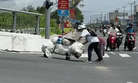 4,3 triệu lượt xem video nam sinh lao tới đẩy xe ve chai giúp bà cụ giữa dốc cầu: "Nuôi con như vậy mới đáng!"