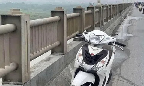 Nam thanh niên bỏ xe máy trên cầu Vĩnh Tuy, lao xuống sông Hồng