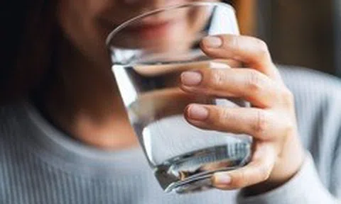 Nước uống nhiễm vi nhựa: 2 bước loại bỏ cực đơn giản