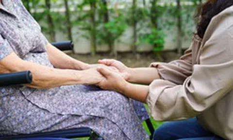 Có nhà riêng, có lương hưu nhưng vẫn vào viện dưỡng lão: Cụ bà 81 tuổi chỉ khẽ nói với con gái một câu khiến nhiều người nghẹn lòng