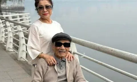 Cuộc sống trên xe lăn của NSND Trần Hiếu, NSND Mỹ Uyên thân mật với nghệ sĩ trẻ