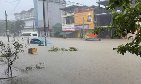Mưa như trút nước, đường phố Quảng Ninh biến thành sông, ô tô ngập gần tới nóc