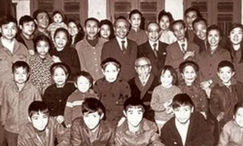 Chủ tiệm vàng nuôi 8 con thành tài, 4 người là giáo sư: Con út đã 90 tuổi vẫn "gây sốt" MXH bởi khả năng tiếng Anh đỉnh cao