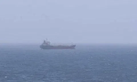 Mỹ lên tàu dầu Iran kiểm tra, eo biển Hormuz nóng rực
