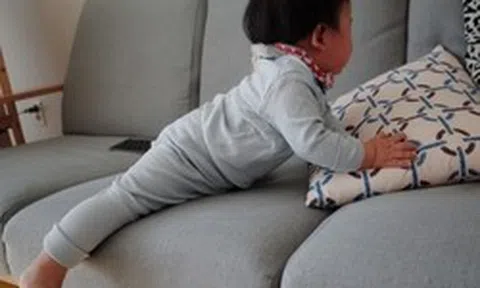 Bé 6 tháng tuổi ngã từ sofa, xuất huyết não nhưng sai lầm này của gia đình khiến bé rơi vào tình trạng nguy kịch