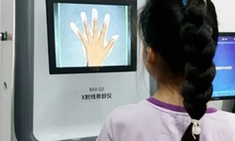Suốt ngày lo "Con có bị lùn quá không?" nhưng bố mẹ không biết chính 4 sai lầm kinh điển này đang làm con lùn vĩnh viễn