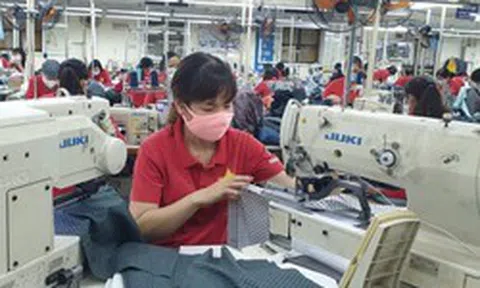 Lao động nữ nuôi con dưới 12 tháng tuổi có được về sớm?