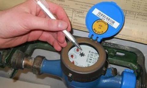 Căn hộ 2 người dùng hết 400 m3 nước/năm, cảnh sát đột kích vach trần danh tính người đàn ông đáng ngờ