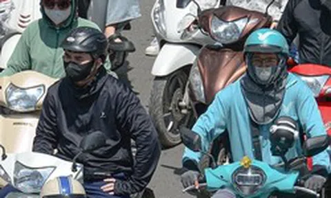 Người đi xe máy dưới trời 40 độ C phải chịu đựng điều gì?