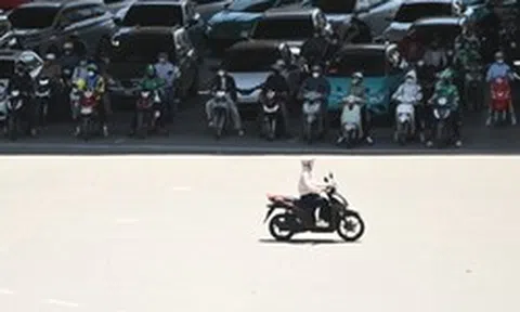 Toàn cảnh Hà Nội trong ngày nắng nóng đỉnh điểm 40 độ C: Thành phố hầm hập như “chảo rang”, dân công sở và tài xế đều "né" ra đường giữa trưa