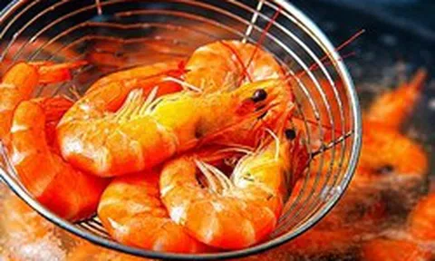 Luộc tôm đừng chỉ cho mỗi nước: Thêm 1 trong 2 gia vị này, tôm đỏ au, thịt ngọt săn chắc