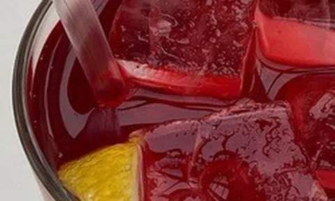 Ly nước đỏ được phong “kem chống nắng tự nhiên”: Làm chậm lão hóa, nâng tông da chấp cả tia UV