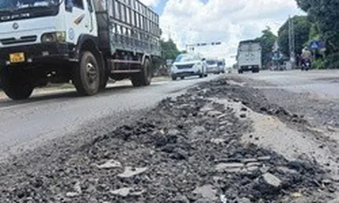 Sau vài trận mưa, quốc lộ 3.600 tỉ đồng lại hư hỏng nặng