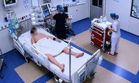 Bé trai 13 tuổi phải thở máy 3 ngày do nhiễm não mô cầu nặng: Bố mẹ hối hận vì không làm 1 việc
