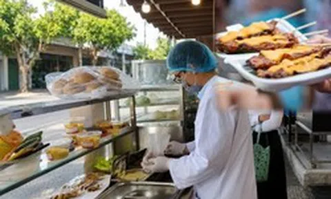 Nắng nóng đỉnh điểm, người bán hàng cũng "vừa bán vừa run": Cảnh giác với loạt món ăn đường phố dễ thành "nguy cơ ngộ độc"