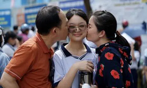 3 thứ phụ huynh EQ cao mang theo khi đưa con đi thi lớp 10