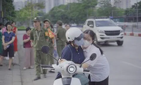 Đến trường thi mới biết tấm lòng mẹ cha: Trống đã điểm nhưng về sao được, lòng dạ đặt hết ở đây rồi!