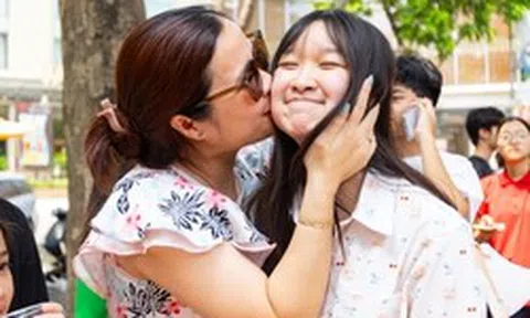 Những cung bậc cảm xúc khép lại kỳ thi lớp 10 tại Hà Nội