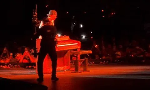 Ca sĩ 33 tuổi mất bình tĩnh, xô vỡ đàn piano ngay trên sân khấu