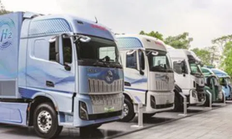 Phát hiện đội xe tải Trung Quốc với đầu kéo nặng 49 tấn, không dùng xăng cũng không cần sạc điện, âm thầm làm nhiệm vụ quan trọng
