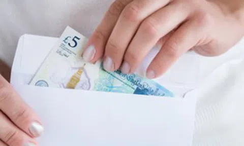 Tiết kiệm tiền bằng phong bì giấy: Trào lưu lạ của giới trẻ gây sốt mạng xã hội