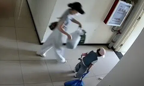 Rác đặt ở cửa ngày nào cũng biến mất bí ẩn, chủ nhà kiểm tra camera và phát hiện thủ phạm không ngờ tới