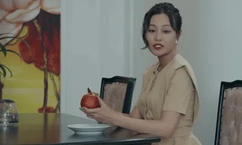 'Dưới ô cửa sáng đèn' tập 9: Chồng ngang nhiên nhắn tin cho gái trước mặt vợ