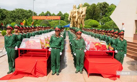 Xúc động hình ảnh đón 27 hài cốt liệt sĩ từ Campuchia về với đất mẹ