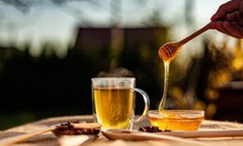 Người phụ nữ uống nước pha mật ong suốt 1 năm, đi khám sức khỏe bác sĩ bất ngờ hỏi: "Chị đã làm gì vậy?"