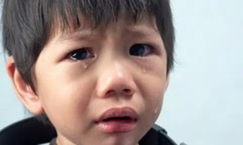 Đáng sợ hơn việc thiếu tiền là một đứa trẻ có “tâm hồn nghèo nàn”: 4 câu nói này đang dập tắt nhiệt huyết sống của con