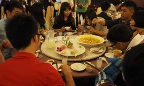Nam sinh thi đỗ ĐH top đầu, bố mời cả họ tới mở tiệc linh đình nhưng 1 vị khách vừa tới đã nói thẳng: “Con anh nên thi lại ngay”