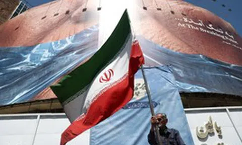 Iran tuyên bố ngừng trao đổi với Mỹ, phong toả hoàn toàn eo biển Hormuz, giá dầu tăng dựng đứng 7%