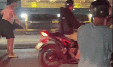 Cá sấu bò, trườn "dạo chơi" trên phố khiến nhiều người hoảng sợ: 17 giây khiến MXH tò mò