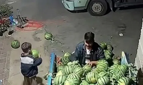 Đoạn clip vài giây bên xe dưa hấu khiến hàng chục nghìn người suy ngẫm: Có cha mẹ kiểu này là PHƯỚC PHẦN của con