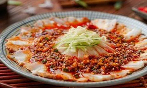 Cứ tưởng thịt luộc chấm mắm tỏi là ngon nhất, cho đến khi rưới thứ nước sốt đỏ cay tê này lên: Thịt ngọt mọng nước, ăn mỏi mồm không ngấy