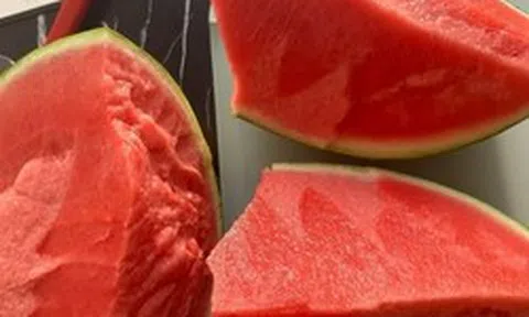 Cụ ông phổi trắng xóa, thận "ngừng hoạt động" sau khi ăn dưa hấu giải nhiệt